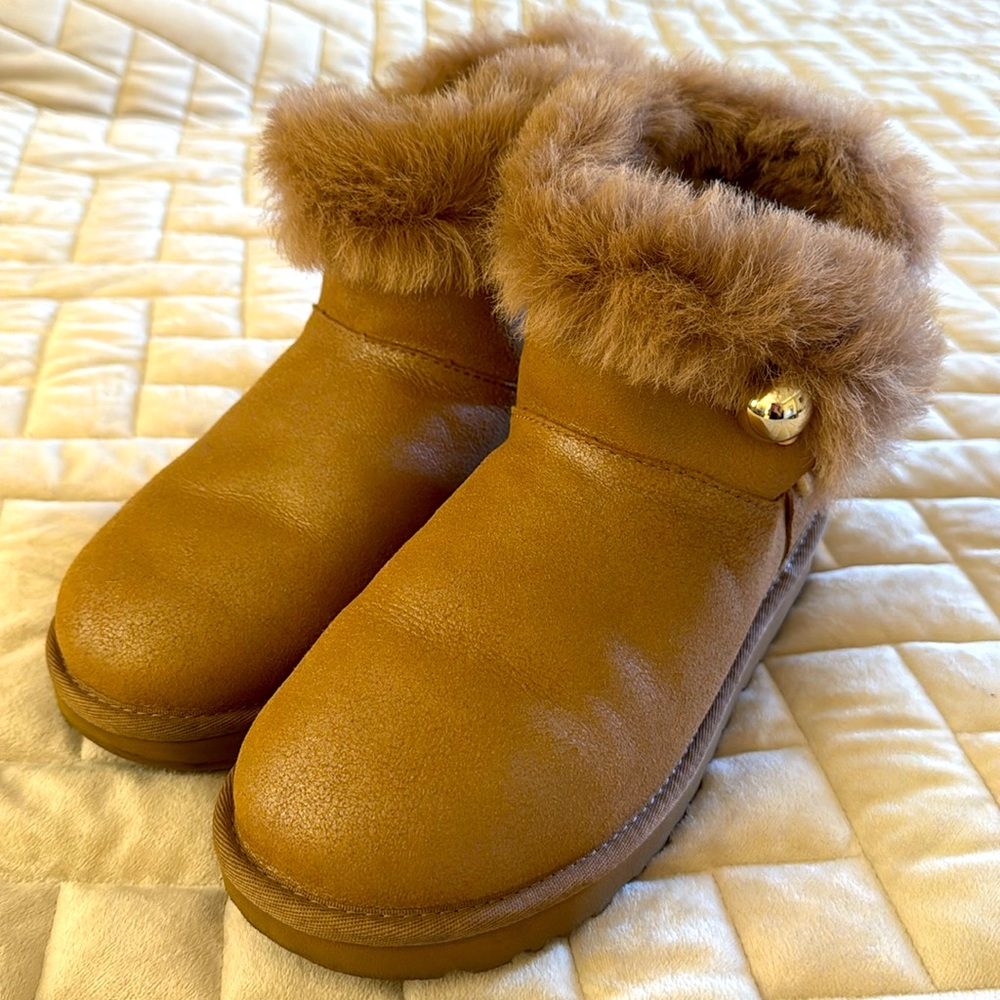 UGGs gold, beige ankle boot with gold pen.